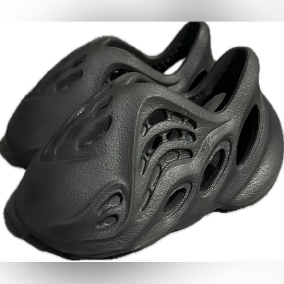 Gently used yeezy foam runners size 3k - Picture 2 of 3